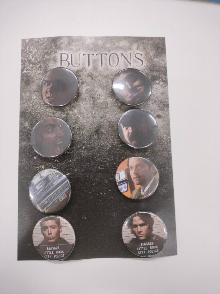 Een foto van buttons, op een achtergrond.